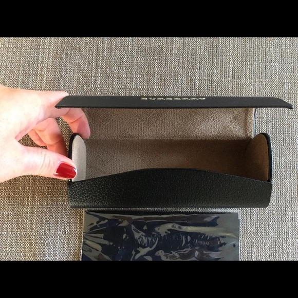 Burberry Sunglass Hard Case And Branded Cloth - Picture 2 of 2
